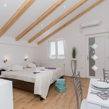 Studio Apartment Harmony Np Krka Лозовац Экстерьер фото